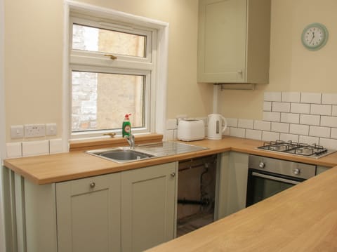 Cottage | Private kitchen | Fridge, dishwasher, electric kettle, cookware/dishes/utensils