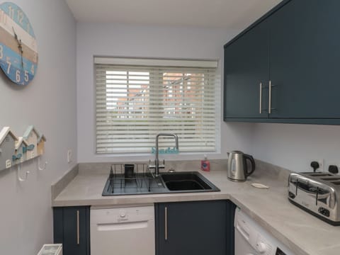 Cottage | Private kitchen | Fridge, dishwasher, cookware/dishes/utensils