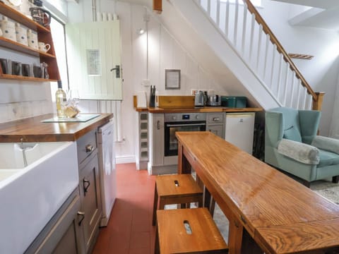 Cottage | Private kitchen | Fridge, dishwasher, electric kettle, toaster