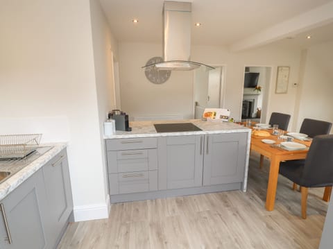 Cottage | Private kitchen | Fridge, dishwasher, electric kettle, toaster