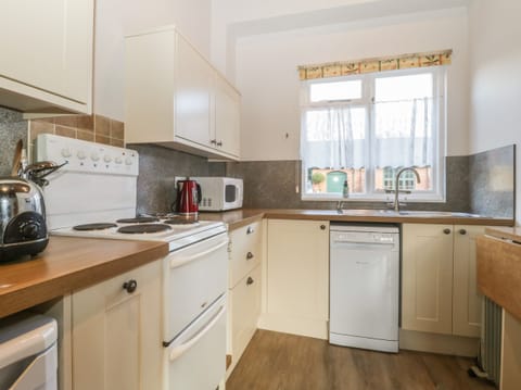 Cottage | Private kitchen | Fridge, dishwasher, cookware/dishes/utensils