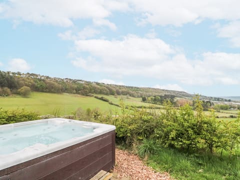 Cottage | Outdoor spa tub