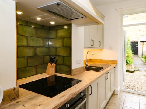 Cottage | Private kitchen | Fridge, dishwasher, electric kettle, toaster