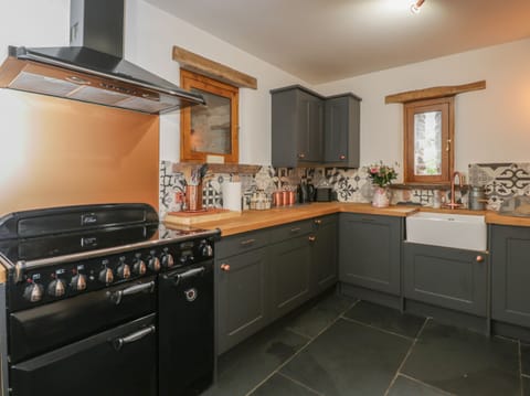 Cottage | Private kitchen | Fridge, dishwasher, electric kettle, toaster