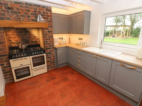 Cottage | Private kitchen | Fridge, dishwasher, electric kettle, toaster