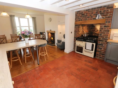 Cottage | Private kitchen | Fridge, dishwasher, electric kettle, toaster