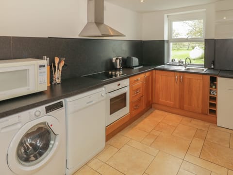 Cottage | Private kitchen | Fridge, dishwasher, electric kettle, toaster