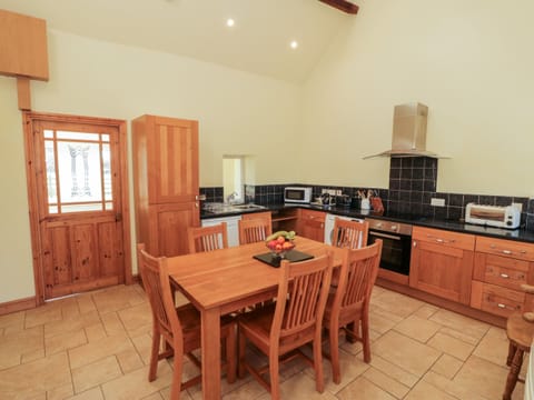 Cottage | Private kitchen | Fridge, dishwasher, electric kettle, toaster