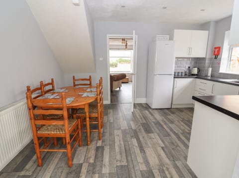 Cottage | Private kitchen | Fridge, electric kettle, toaster, cookware/dishes/utensils