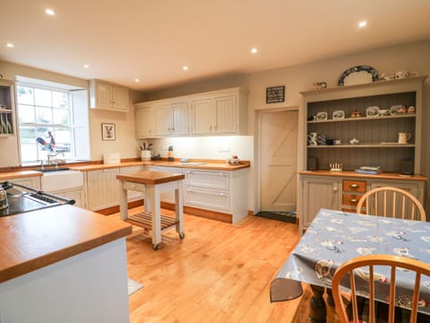 Cottage | Private kitchen | Dishwasher, electric kettle, toaster, cookware/dishes/utensils