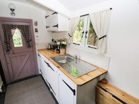 Cottage | Private kitchen | Fridge, electric kettle, toaster, cookware/dishes/utensils