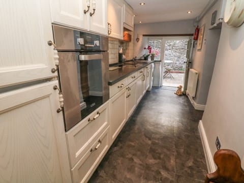 Cottage | Private kitchen | Fridge, dishwasher, electric kettle, cookware/dishes/utensils
