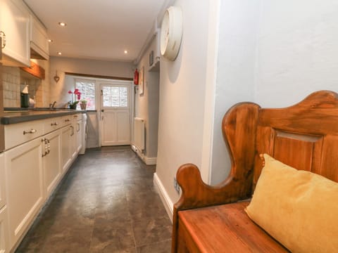 Cottage | Private kitchen | Fridge, dishwasher, electric kettle, cookware/dishes/utensils