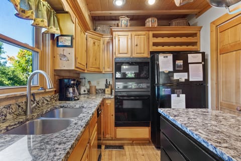 Cabin, Multiple Beds, Hot Tub, Mountain View | Private kitchen | Fridge, microwave, oven, stovetop