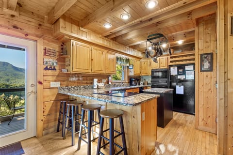 Cabin, Multiple Beds, Hot Tub, Mountain View | Private kitchen | Fridge, microwave, oven, stovetop