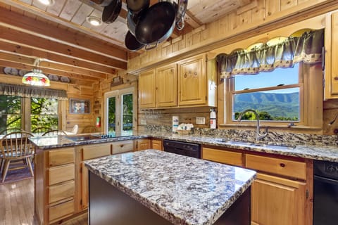 Cabin, Multiple Beds, Hot Tub, Mountain View | Private kitchen | Fridge, microwave, oven, stovetop