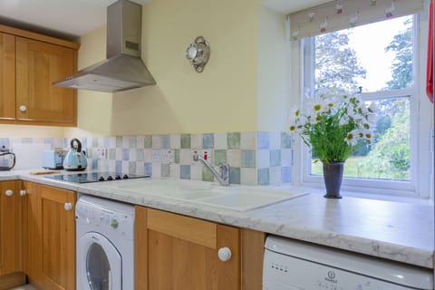 Traditional House, Ensuite, Garden View | Private kitchen