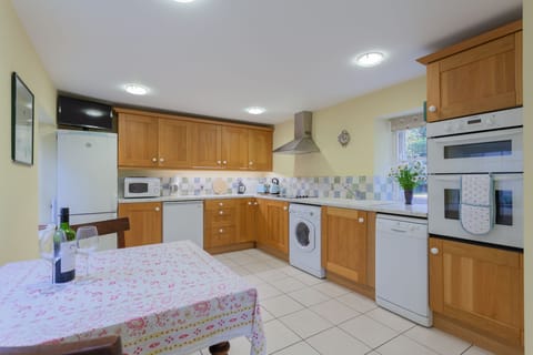 Traditional House, Ensuite, Garden View | Shared kitchen