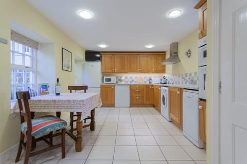 Traditional House, Ensuite, Garden View | Shared kitchen