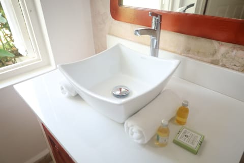 Deluxe Room, 1 King Bed | Bathroom | Bathtub, free toiletries, hair dryer, towels