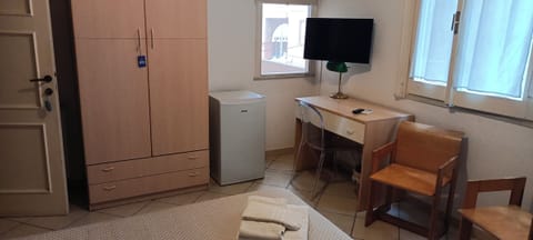 Deluxe Double Room, 1 Queen Bed, Non Smoking, Harbor View | Desk, free WiFi, bed sheets