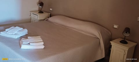 Deluxe Double Room, 1 Queen Bed, Non Smoking, Harbor View | Desk, free WiFi, bed sheets