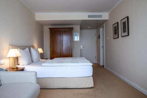 Triple Room | In-room safe, desk, soundproofing, free WiFi