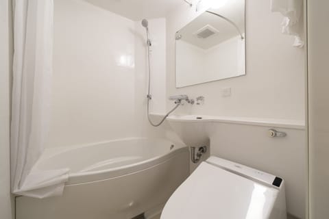 Twin Economy Room 2 | Bathroom | Combined shower/tub, free toiletries, hair dryer, slippers