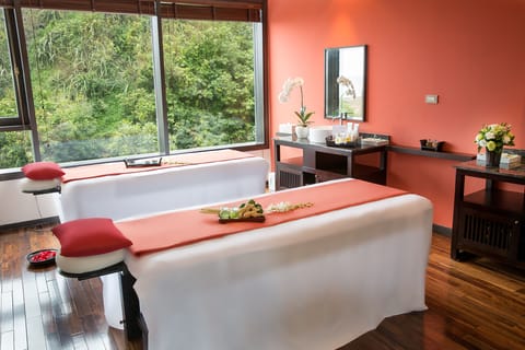 Couples treatment rooms, sauna, spa tub, steam room, body treatments