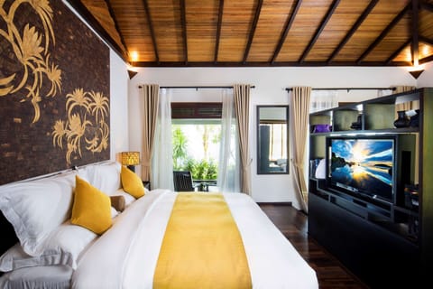 Signature Deluxe Villa Ocean View | Premium bedding, down comforters, free minibar items, in-room safe