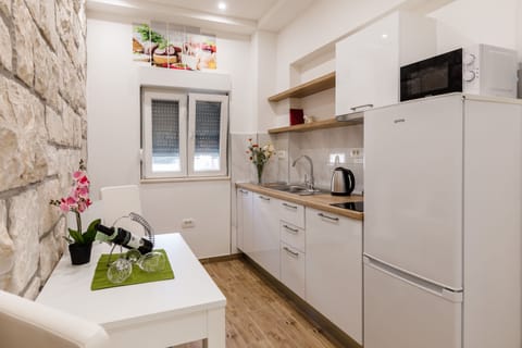 Studio (Deluxe Studio Apartment) | Private kitchenette | Fridge