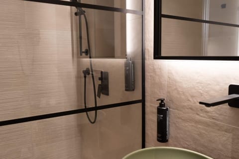 Standard Room | Bathroom | Shower, rainfall showerhead, free toiletries, hair dryer