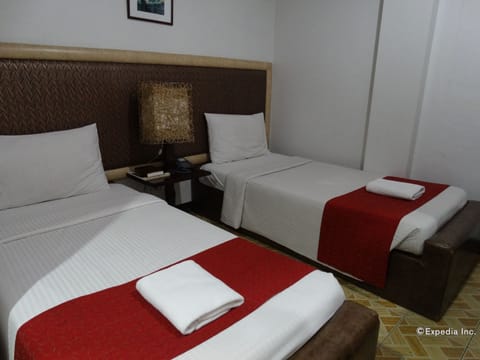 Deluxe Room, 2 Twin Beds | Desk