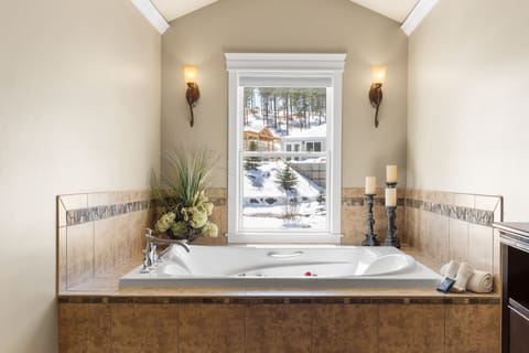 Suite 9 | Jetted tub