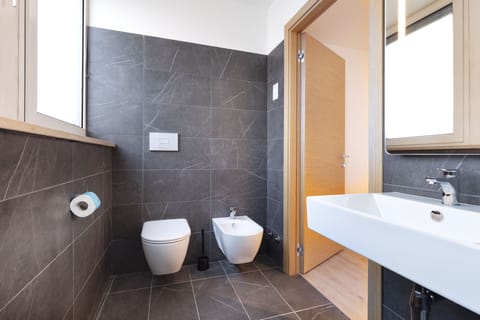 Superior Single Room | Bathroom | Shower, rainfall showerhead, free toiletries, hair dryer