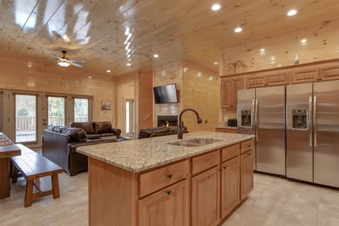 Cabin, Multiple Beds, Pool Access, Mountain View (Smoky Mountain Splash) | Private kitchen | Fridge, microwave, oven, stovetop