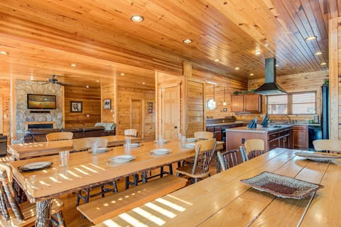 Cabin (Mountain View Lodge) | Private kitchen | Fridge, microwave, oven, stovetop