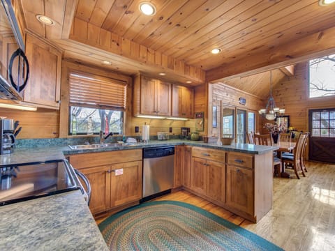 Cabin, Multiple Beds, Mountain View | Private kitchen | Fridge, microwave, oven, stovetop