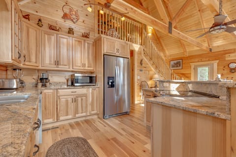 Cabin (Lone Wolf Lodge) | Private kitchen | Fridge, microwave, oven, stovetop