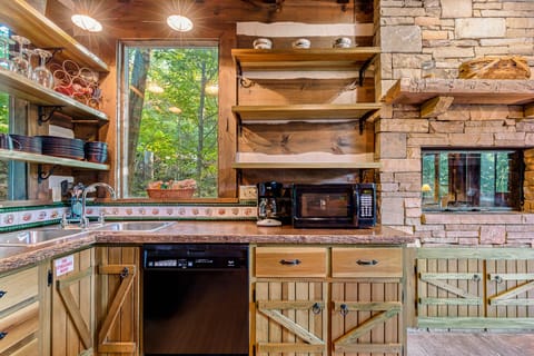 Cabin (Little Bear) | Private kitchen | Fridge, microwave, oven, stovetop