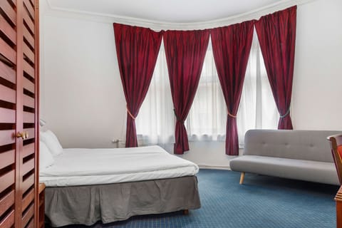 Family Room, 1 Double Bed, Non Smoking | Desk, iron/ironing board, free WiFi, bed sheets