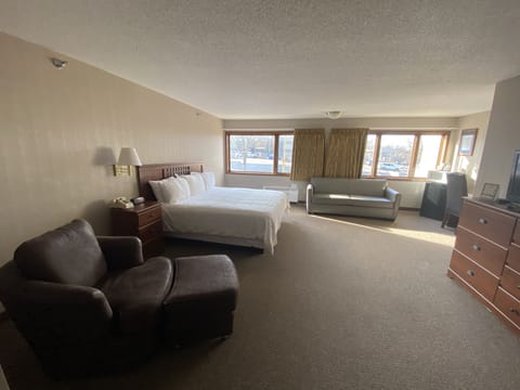 Suite 1 King, MF, Recliner, Loveseat | Free WiFi, bed sheets