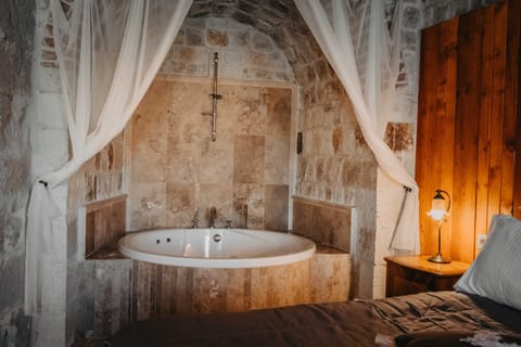 Family Cave Suite  | Private spa tub