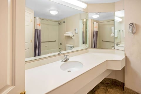 Combined shower/tub, free toiletries, hair dryer, towels