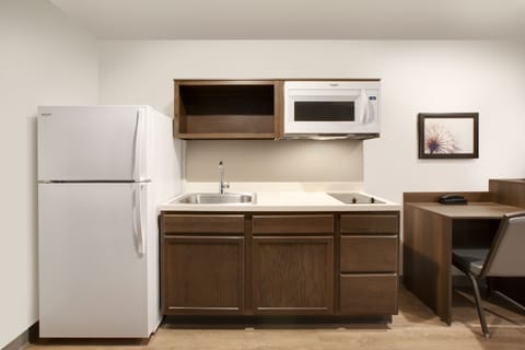 Full-size fridge, microwave, stovetop, dishwasher