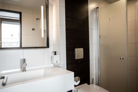 Superior Twin Room | Bathroom | Free toiletries, hair dryer, towels