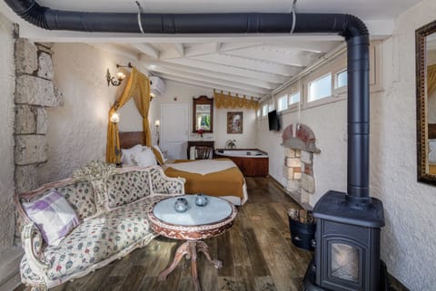 Honeymoon Suite, 1 Queen Bed, Jetted Tub, Garden Area | Egyptian cotton sheets, premium bedding, pillowtop beds, minibar