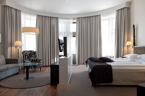 Suite | Premium bedding, pillowtop beds, minibar, individually decorated