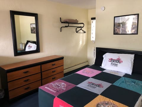 Standard Room, 1 Queen Bed, Non Smoking | Desk, laptop workspace, free WiFi, bed sheets