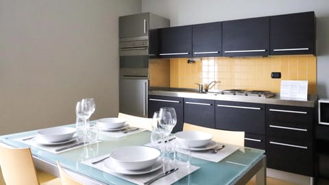 Apartment (2 Bedrooms) | Private kitchen | Full-size fridge, microwave, oven, stovetop